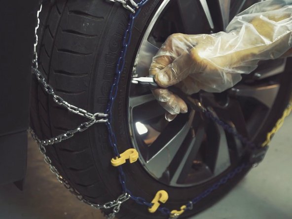 Vérifier la tension après avoir roulé une centaine de mètres en tirant sur la chaîne tendeuse.