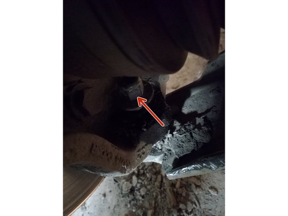 enlever l'écrou de la rotule que l'on a desserré ,toujours avec un marteau taper sur le triangle et la rotule pour la déboiter