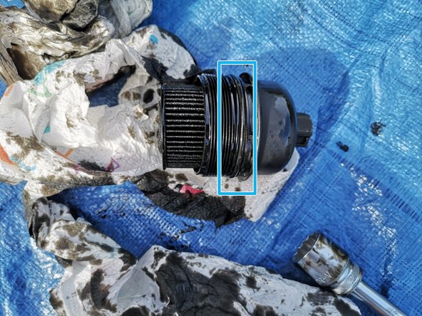 Comparez l'ancien et le nouveau filtre à huile puis changez le joint de la cloche.