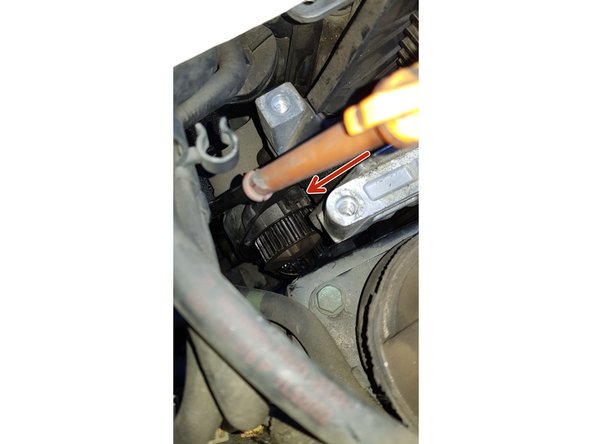 Avec une clé BTR 6mm retirez les 2 vis qui maintiennent la pompe à eau.