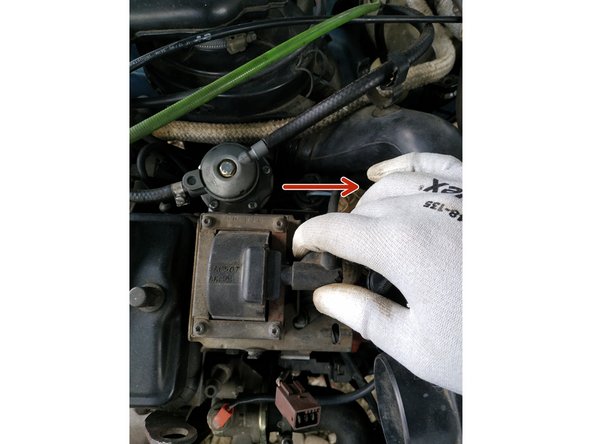 débrancher le faisceau de la bobine en tirant vers l'extérieur