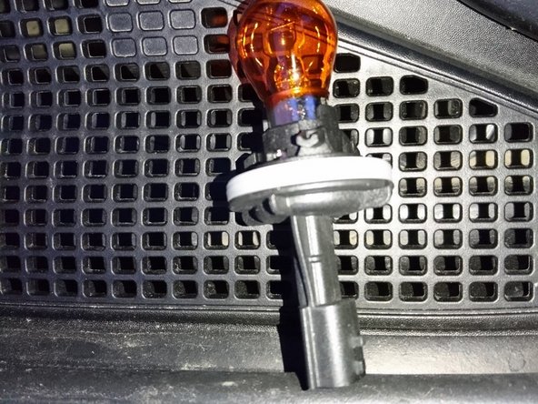 Démonter l'ampoule du support en regardant comment est positionnée l'ampoule