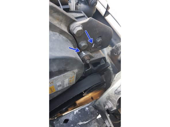 Pour détendre la courroie il suffit de pousser l'alternateur vers la courroie de distribution puis retirer la courroie.