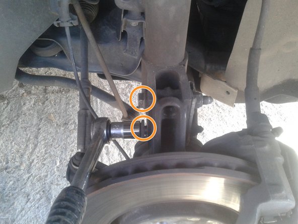 Visser les deux boulon de fixation de l'amortisseur.