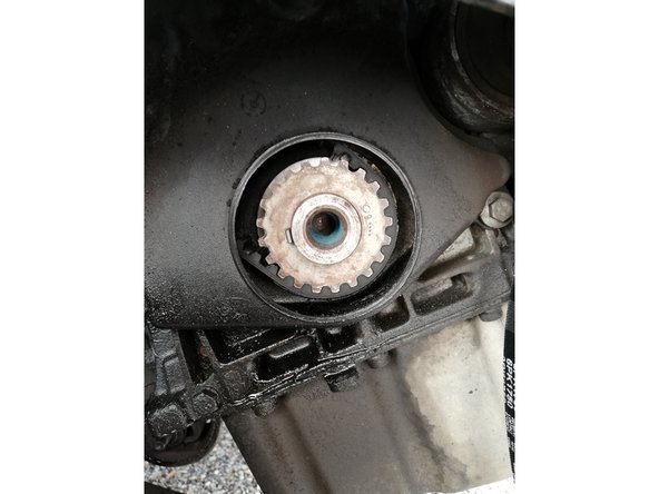 Nettoyer les résidus de frein filet dans la seconde poulie du vilebrequin toujours en place (coté courroie de distribution)