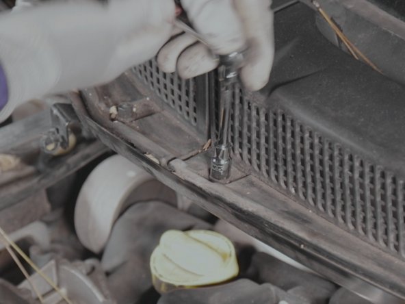 Dévisser et retirer les 3 vis de la grille