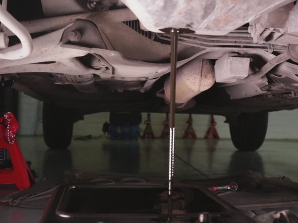 
Remove the cap and leave l'huile flow into the tray
