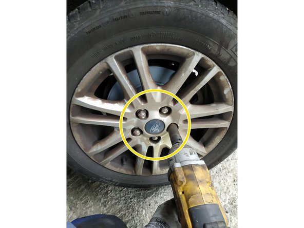 mettre la roue en place et serrer très fort à la main les 5 goujons, clé de 19mm