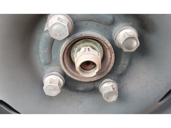 Utilisez une douille de 32mm pour retirer l'écrou.