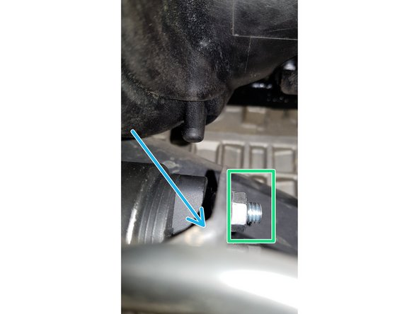 Avec une douille de 13mm retirez l'écrou.