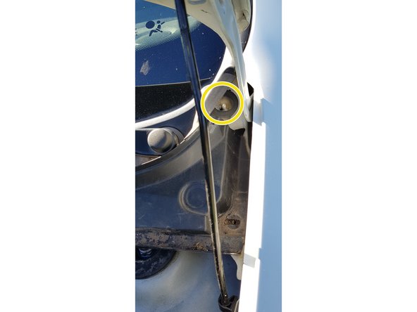 Retirez les 2 capuchons qui maintiennent le tablier (non présents sur la photo).