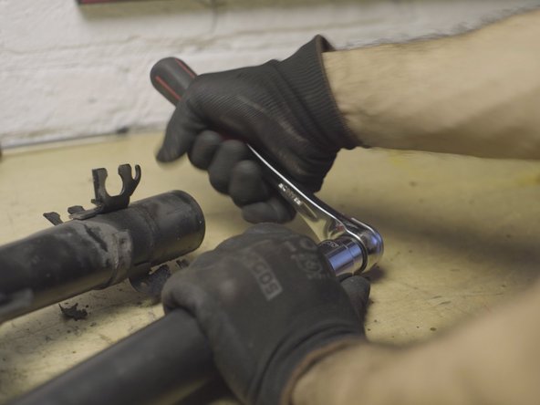 Resserrer le compresseur pour compresser le ressort