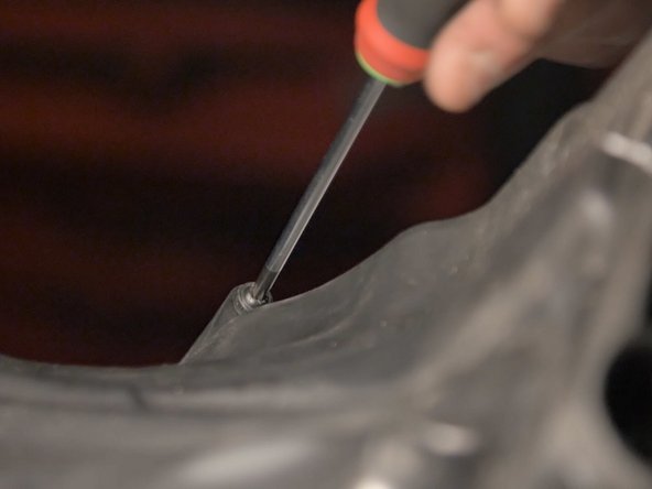 Une fois la boite à air sortie de son emplacement, dévisser les 5 vis retenant la boite fermée à l'aide d'un tournevis Torx T20