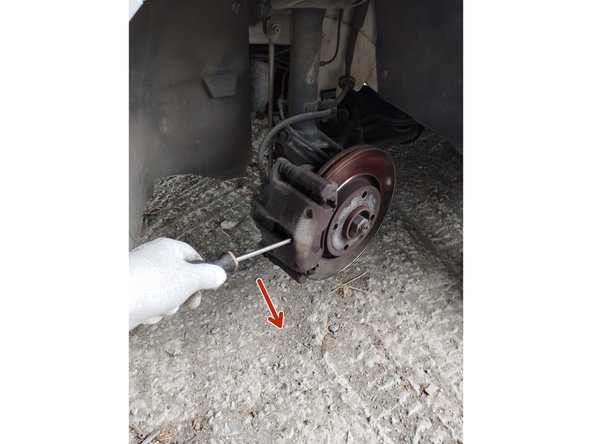 repousser légèrement le piston en insérant un gros tournevis plat