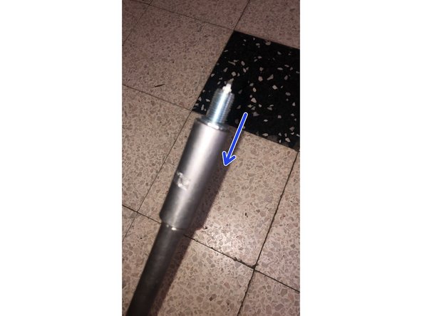 Placez la bougie dans la douille LONGUE de 16 mm