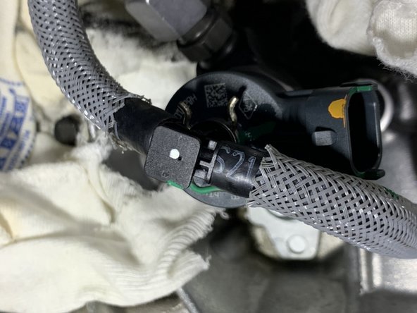 Declisper la durite d arrivée de gasoil sur l injecteur , via la goupille puis en tirant dessus .