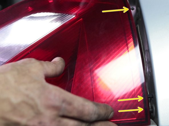 Insérer les accroches dans les trous en insérant le feu