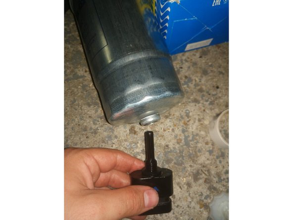 On revisse doucement et sans forcer le capteur.