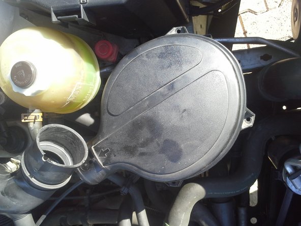 Une fois que toutes les vis sont retirées, et la durite déboitée, vous pouvez enlever le couvercle de la boite à air