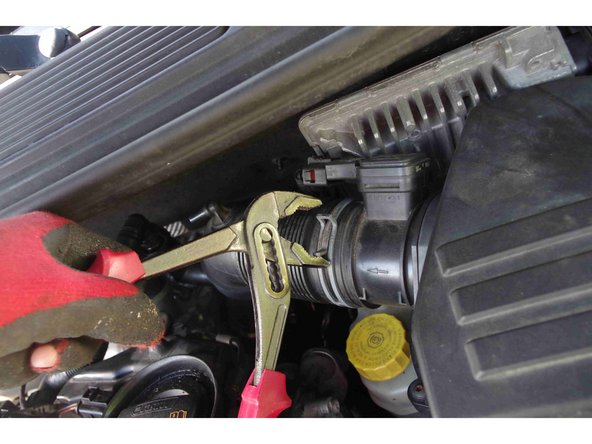 Une fois les deux bouts dé-solidariser, faites un peu jouer la durite pour la dégager de l'entrée turbo et de la sortie de la boite à air. Ca vient facilement également.