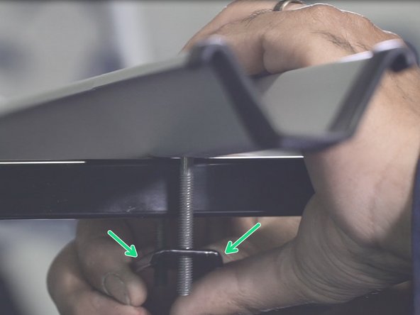 Glisser la plaque d'appuis par le dessous