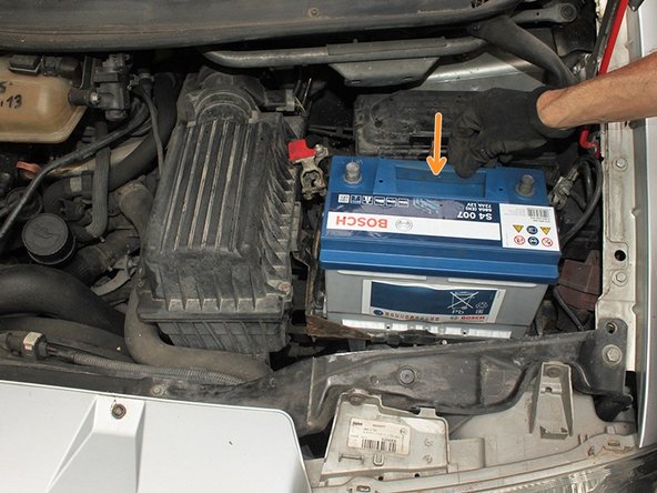 Enlevez les deux caches protecteurs de bornes si ce n'est pas déjà fait.