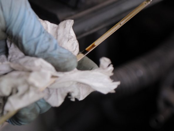 Tirez votre jauge et donnez un coup de chiffon pour effacer l'ancien niveau d'huile