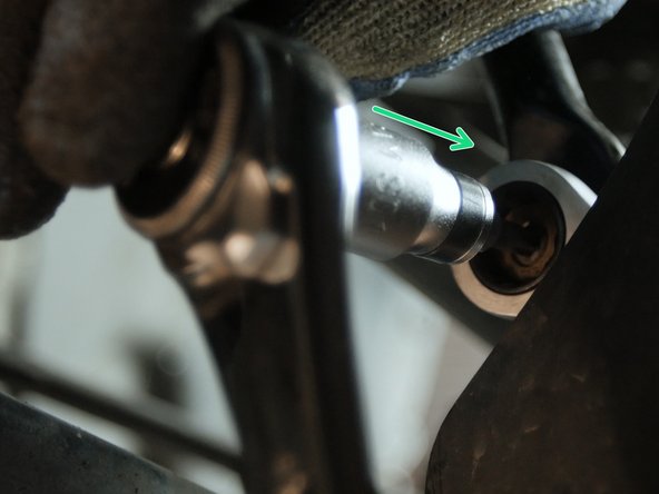 Placer l'embout Torx 30 dans la tige filetée pour bloquer la rotule et dévisser l'écrou