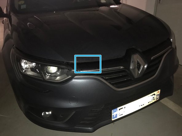 Actionner la languette qui se trouve sous la gauche du capot en la poussant vers l'intérieur.