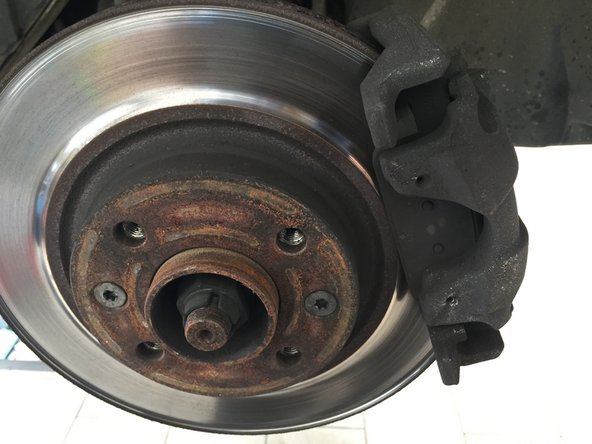 Retirer l’agrafe à l'aide du tournevis plat