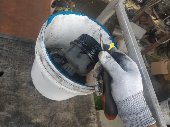 retirer le joint à l'aide d'un petit tournevis plat