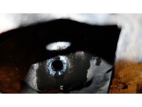 Retirer la chandelle et redescendre le véhicule sur ses roues, afin qu'il soit de niveau avec le sol.