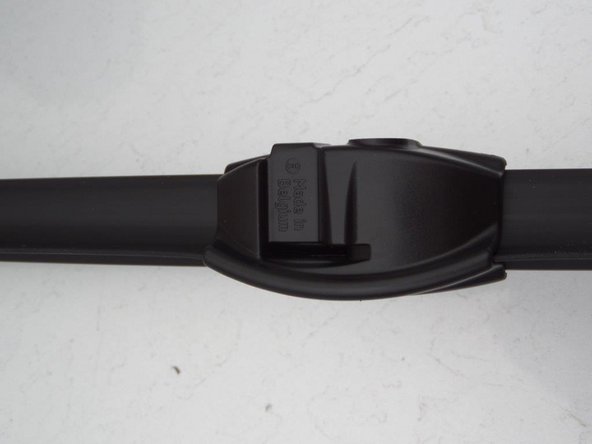 Placé en position perpendiculaire le balai d'essuie-glace est retiré.