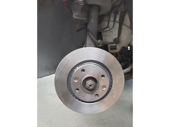 Mesurez l'épaisseur des disques de frein. Si la limite est atteinte, la pièce doit être remplacée. Vérifiez le support de l'étrier de frein,  ses vis de guidage et ses soufflets. Nettoyez-les. Remplacez-les si nécessaire.