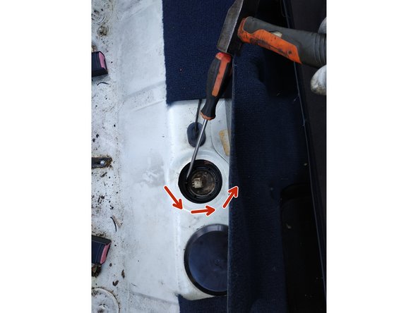 débloquer le collier à l'aide d'un gros tournevis plat et d'un marteau