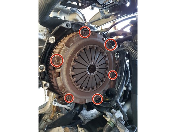 Noter l'emplacement du mécanisme avant de défaire les vis.