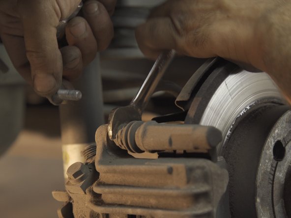 Retirer les vis de l'étrier