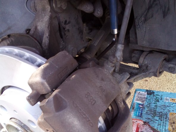 Positionnez le support d'étrier puis la première plaquette qui se pose dessus.