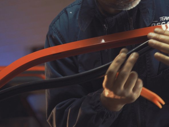 
It is not necessary to remove the seal up to the rearview mirror, leave a part on the door to save time when refitting
