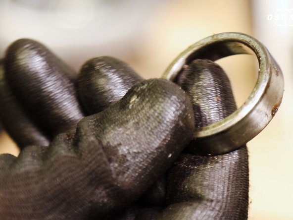 Frappez modérément avec le marteau sur le chasse goupille pour extraire la cage du roulement extérieur