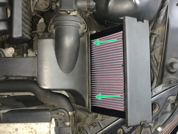 Positionner le couvercle dans son emplacement, le dessus du filtre vers la boite à air