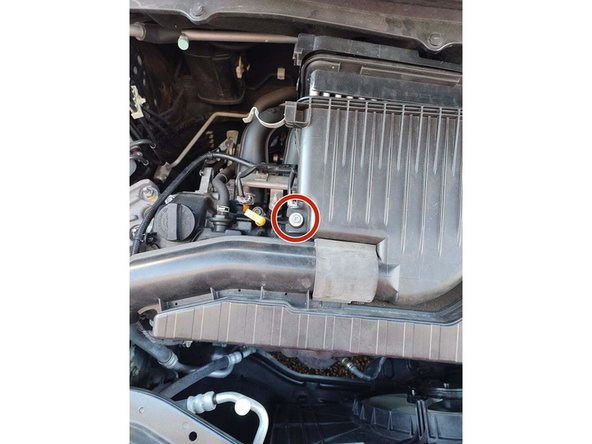 Défaire le clips présent sur le côté de la boite à air avec un tournevis plat ou un démonte-plastique.