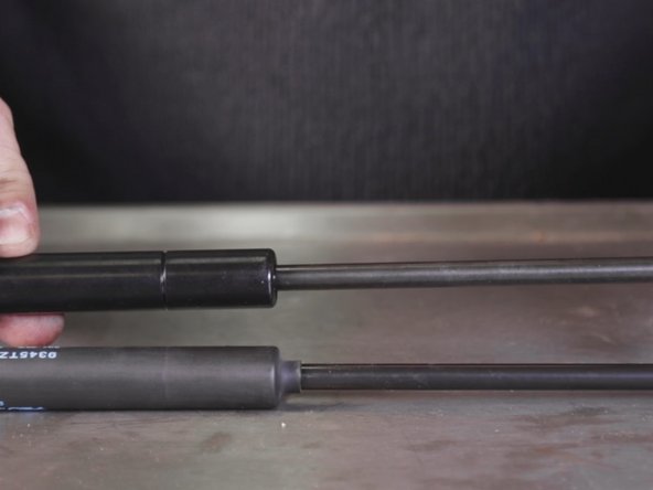 Comparer les fixations et la longueur entre l'ancien et le nouveau vérin