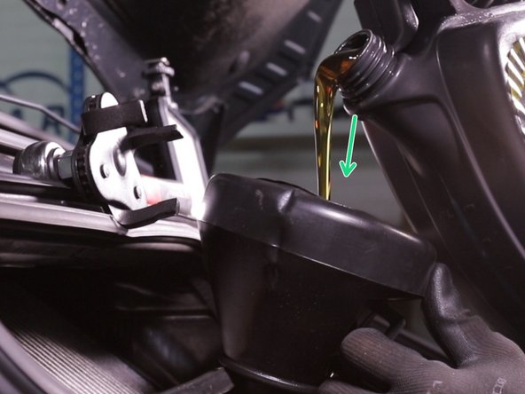 Placer un entonnoir et verser l'huile