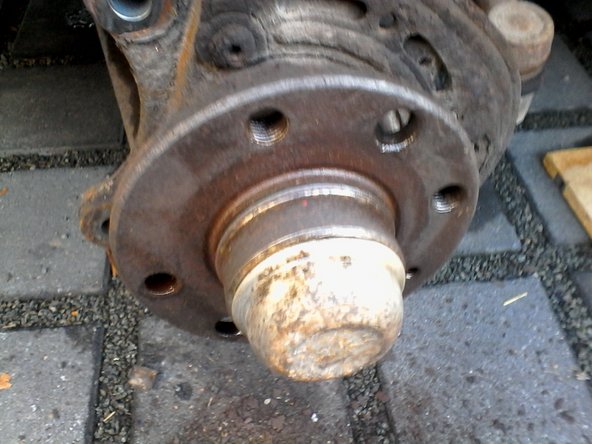 Monter le nouveau disque de frein avec sa nouvelle vis (vis de Torx ou cruciforme )