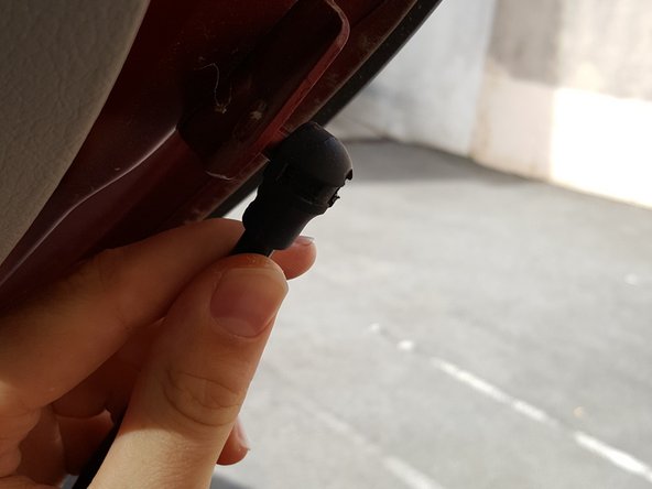 Clipser la rotule également du côte hayon