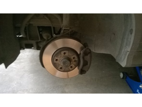 reposer le cache du passage de roue avec une clef de 10