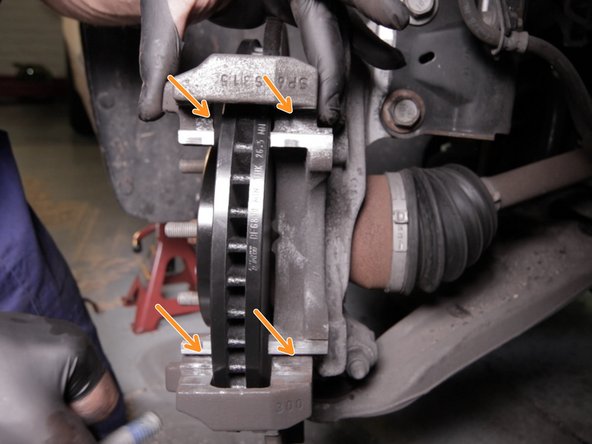 Replacer les deux vis de la chape derrière le disque