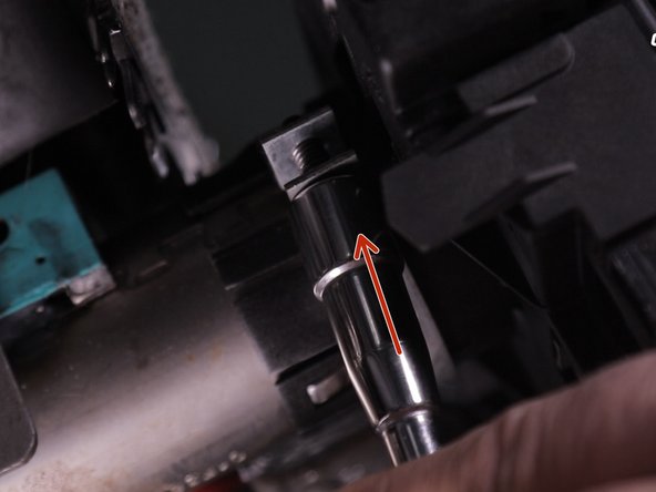 Relever les languettes de guidage du comodo à l'aide d'un tournevis plat et tirer dessus pour le retirer