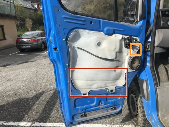 Décoller l'isolant sur la partie basse afin d’accéder au cale porte par l’intérieur de la porte .